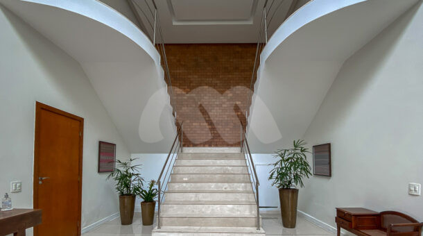 Imponente escada de acesso para pavimento superior - Ampla Casa Triplex Condomínio Santa Monica Jardins