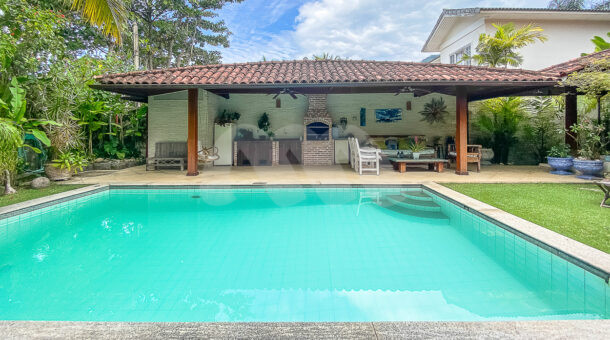 Imagem lateral com vista da piscina do imóvel de luxo à venda.