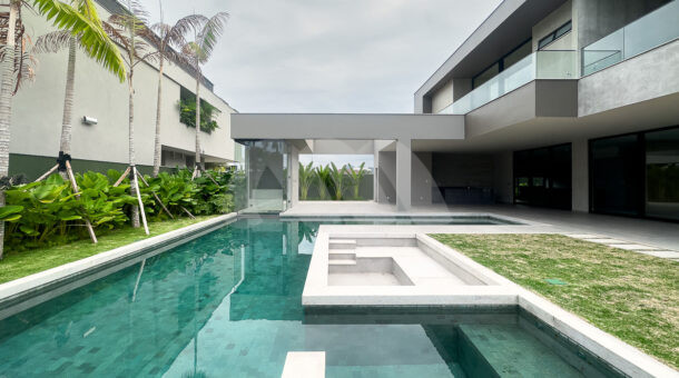 Imagem de piscina da Casa Triplex à venda no Alphaville na Barra da Tijuca