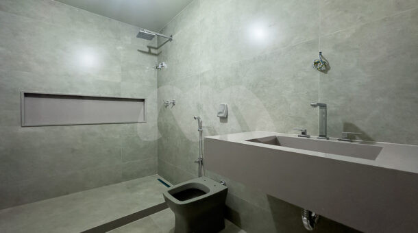 Imagem de banheiro de suíte da Casa Triplex à venda no Alphaville na Barra da Tijuca