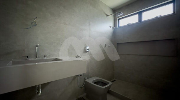 Imagem de banheiro da Casa Triplex à venda no Alphaville na Barra da Tijuca