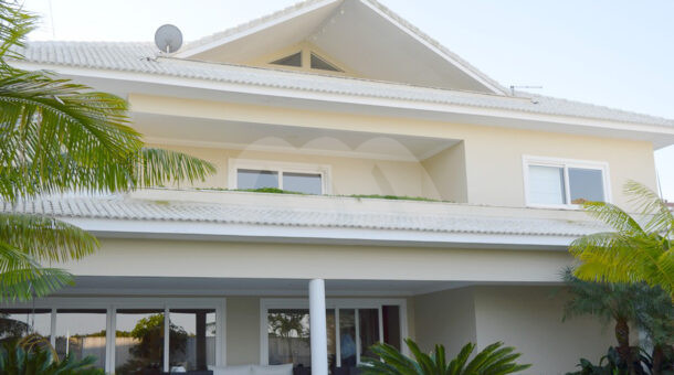 Imagem de fachada de casa triplex classica a venda na Barra da Tijuca