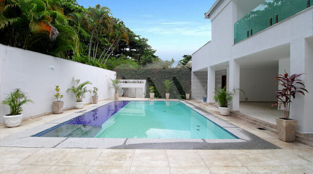 Imagem frontal da piscina da mansão à venda em bairro nobre.
