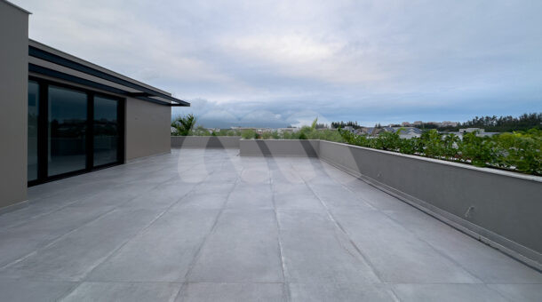Imagem de amplo espaço em terraço da Casa Triplex à venda no Alphaville na Barra da Tijuca