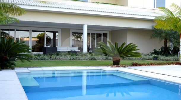 Imagem de piscina com paisagismo em casa triplex a venda