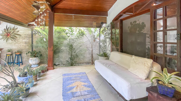 Imagem da área de descanso com vista do sofá da mansão moderna à venda na Muller Imóveis RJ.