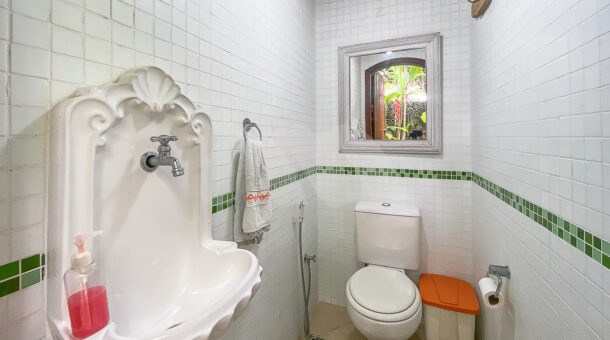 Imagem do banheiro com pia antiga da casa à venda em luxoso condomínio de mansões.