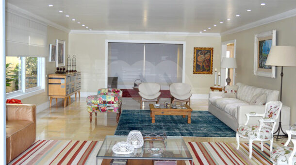 Imagem de ampla sala em dois ambientes com moveis em casa triplex a venda