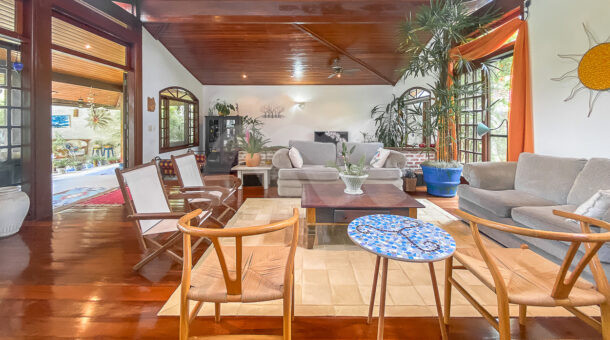 Imagem ampla da sala com vista dos sofás da casa à venda no Recreio dos bandeirantes.