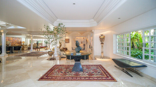 Imagem da sala com vista do tapete da casa à venda em luxoso condomínio de mansões.