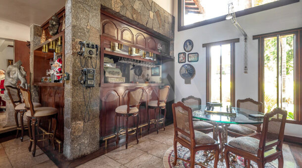 Imagem do bar da casa duplex à venda no Pedra de Itaúna, na Barra da Tijuca