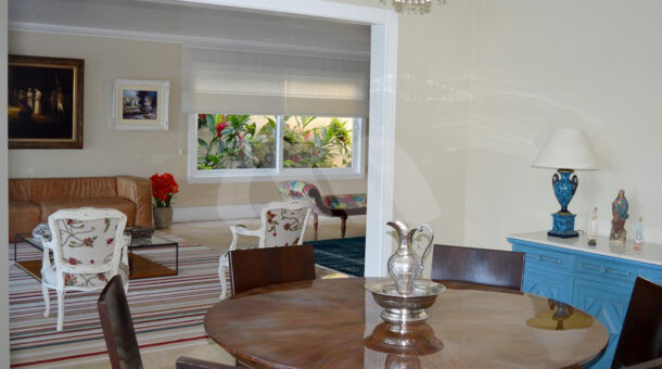 Imagem de sala de jantar de casa triplex classica a venda na Barra