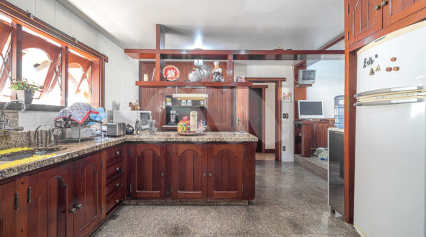 Imagem da cozinha da casa duplex à venda no Pedra de Itaúna, na Barra da Tijuca