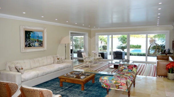 Imagem de ampla sala em dois ambientes em casa triplex a venda no villagio felicitá