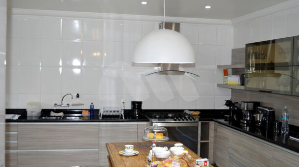Imagem de cozinha com armarios planejados de casa triplex a venda