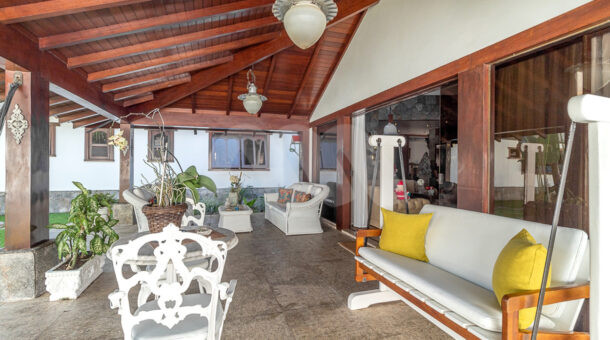 Imagem da varanda coberta da casa duplex à venda no Pedra de Itaúna, na Barra da Tijuca