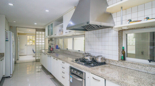 Imagem da cozinha com vista da pia da casa à venda em prestigioso condomínio.