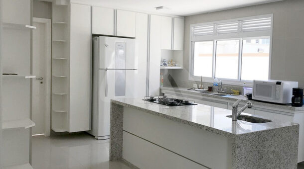 Imagem lateral da cozinha do imóvel à venda na imobiliaria Muller Imóveis RJ.