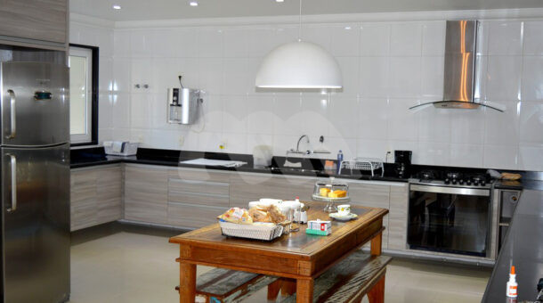 Imagem de ampla cozinha com mesa de cafe da manha