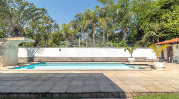 Imagem da área de lazer com piscina da casa duplex à venda no Pedra de Itaúna, na Barra da Tijuca