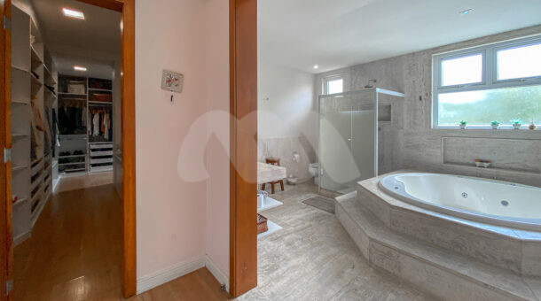 Banheira de hidro com sauna seca - Ampla Casa Triplex Condomínio Santa Monica Jardins