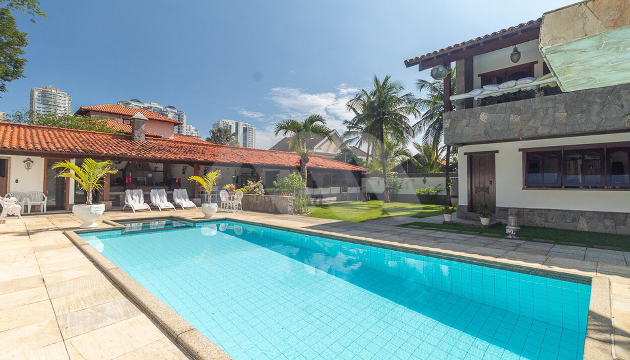 Imagem da área de lazer com ampla piscina da casa duplex à venda no Pedra de Itaúna, na Barra da Tijuca
