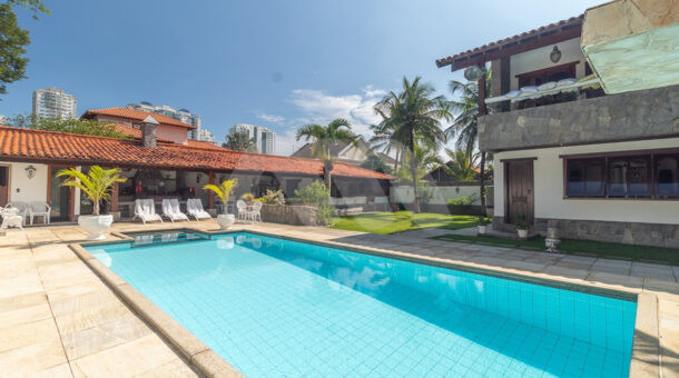 Imagem da área de lazer com ampla piscina da casa duplex à venda no Pedra de Itaúna, na Barra da Tijuca