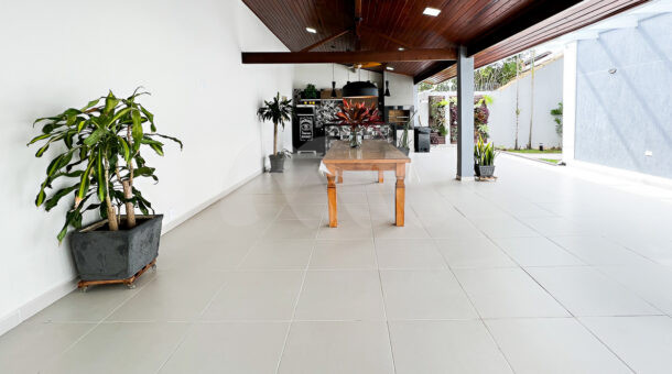 Imagem da área gourmet amplo salão da casa Duplex com placas fotovoltaicas à venda na Barra da Tijuca