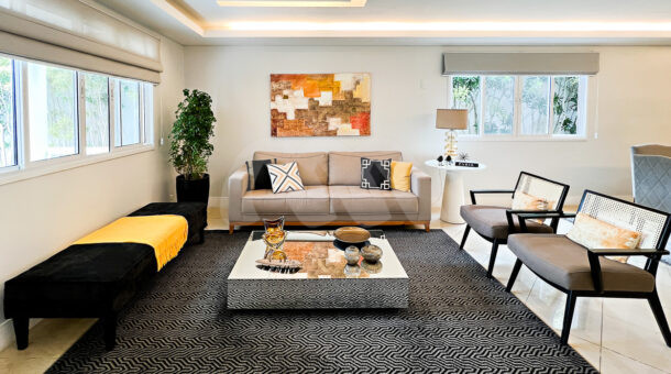 Imagem da sala de estar da casa Duplex com placas fotovoltaicas à venda na Barra da Tijuca