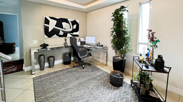 Imagem do espaço para home office da casa Duplex com placas fotovoltaicas à venda na Barra da Tijuca