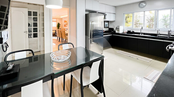 Imagem da cozinha com ampla bancada da casa Duplex com placas fotovoltaicas à venda na Barra da Tijuca
