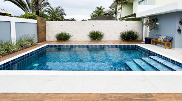 Imagem da área externa com piscina do Duplex com placas fotovoltaicas à venda na Barra da Tijuca