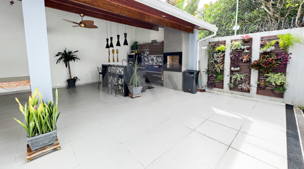 Imagem da área gourmet da casa Duplex com placas fotovoltaicas à venda na Barra da Tijuca