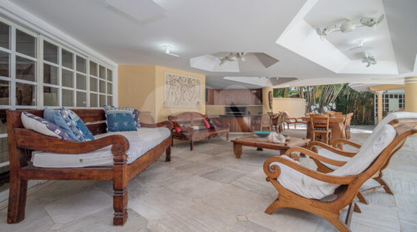 Imagem da área de descanso com sofá da mansão contemporânea à venda.