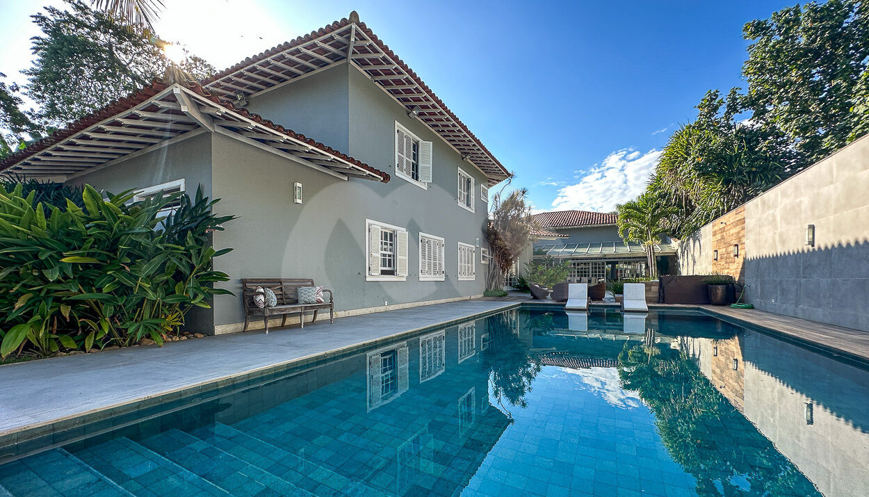 Imagem da piscina grande da casa duplex no Novo Leblon à venda na Barra da Tijuca