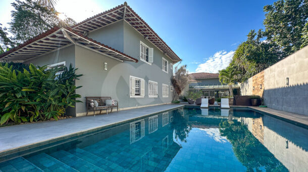 Imagem da piscina grande da casa duplex no Novo Leblon à venda na Barra da Tijuca