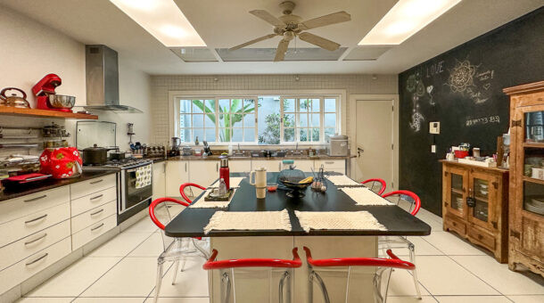 Imagem da cozinha com ilha da casa duplex no Novo Leblon à venda na Barra da Tijuca