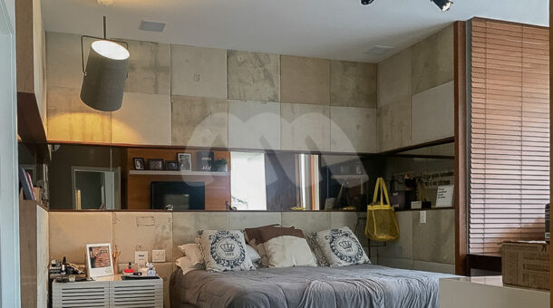 Imagem frontal do quarto espelhado com vista da cama e dada casa à venda em prestigioso condomínio.