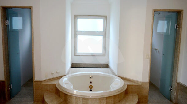 Imagem de banheiro com chuveiro duplo e banheira de hidromassagem em casa triplex a venda