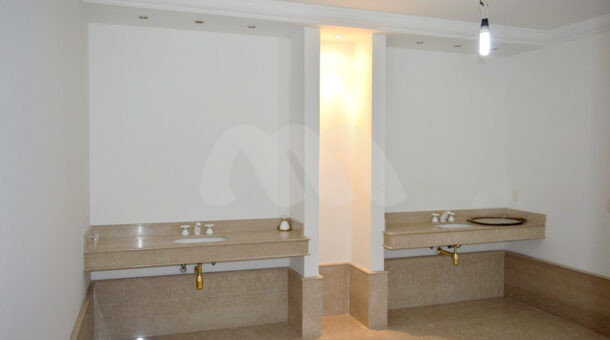 Imagem de banheiro com bancada duplas na casa a venda na Barra