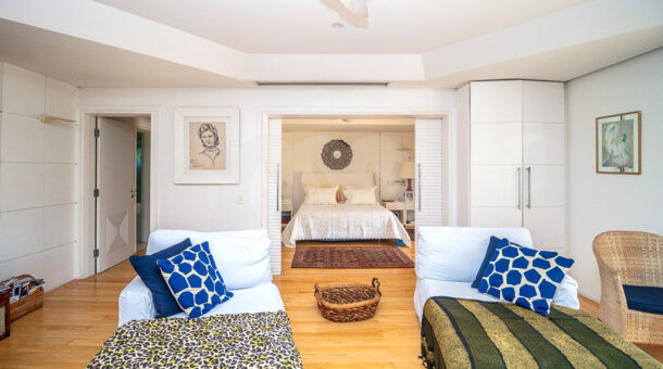 Imagem da área de descanso no quarto da casa da casa à venda em luxoso condomínio de mansões.