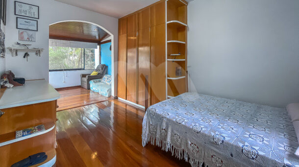 Imagem do quarto com detalhes em madeira do belissimo imóvel no Recreio.