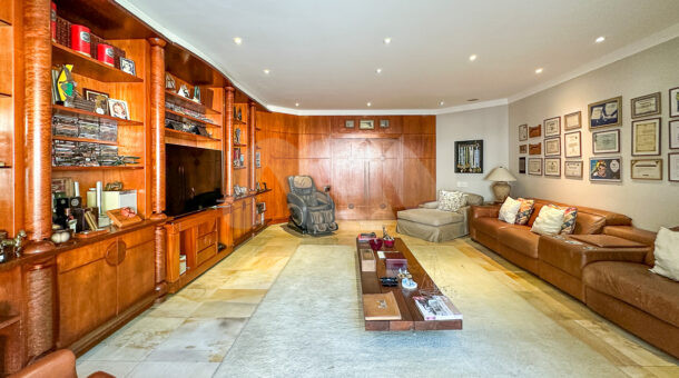Imagem da sala de estar da casa duplex no Novo Leblon à venda na Barra da Tijuca
