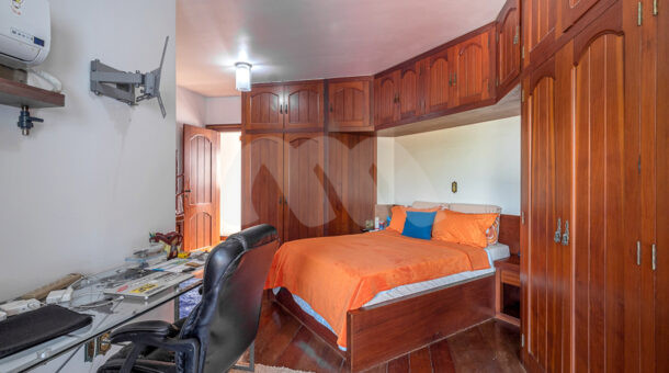 Imagem da segunda suite da casa duplex à venda no Pedra de Itaúna, na Barra da Tijuca