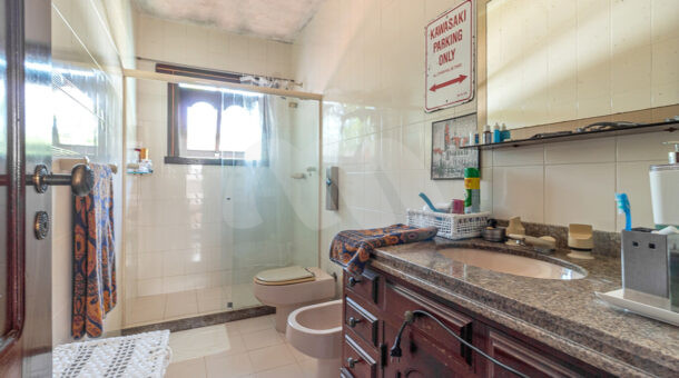 Imagem do banheiro da terceira suite da casa duplex à venda no Pedra de Itaúna, na Barra da Tijuca