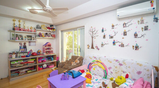 Imagem lateral com vista dos brinquedos da casa à venda em prestigioso condomínio.