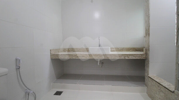 Imagem frontal do banheiro com vista da pia do belissimo imóvel na Barra.