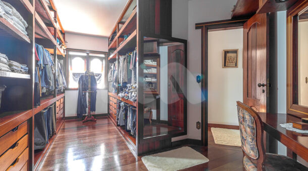 Imagem do closet da suite master da casa duplex à venda no Pedra de Itaúna, na Barra da Tijuca