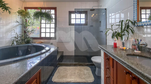Imagem do banheiro com vista do box da casa à venda no Parque da Palmeiras.