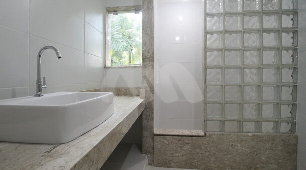 Imagem lateral do banheiro da casa à venda em luxoso condomínio de mansões.
